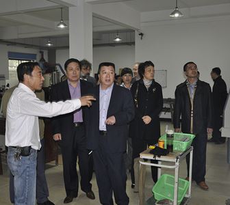 中國康復器具協(xié)會陸會長在公司車間考察