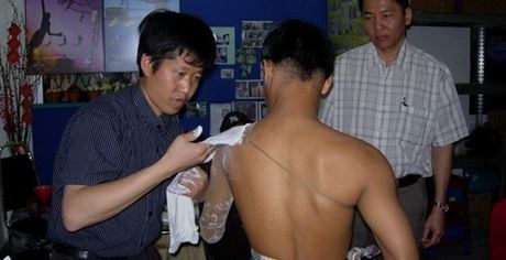2007年遠赴馬來西亞安裝假肢